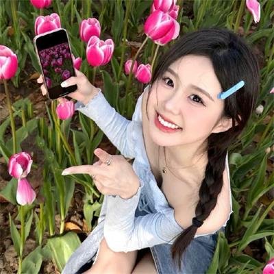 穿条纹衣的男孩